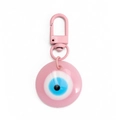 Detail eines rosa Evil Eye Schlüsselanhängers mit passendem D-Ring-Verschluss auf Weiß - Rosa (BE1275PK00)