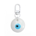 Nahaufnahme des weißen Evil Eye Anhängers mit blauem Auge und passendem Metallhaken - Weiß (BE1275WH00)