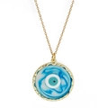 Dettaglio del ciondolo occhio del male dorato con resina blu e trama martellata - Tondo A Spirale Blu Bianco (BE1248GD01)