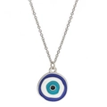 Dettaglio macro della collana d'argento con ciondolo a triangolo in smalto occhio blu su bianco - Stile Tondo (BE1250SR00) / Argento