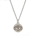 Dettaglio del ciondolo occhio del male argento con raggi incisi e catena a maglie fini - Stile Moneta Occhio Vintage (BE1251SR02) / Argento