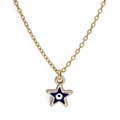 Dettaglio del ciondolo a stella dorata con smalto Evil Eye blu su una catena sottile - Stile Stella (BE1252GD01)