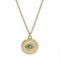 Dettaglio della collana con ciondolo a moneta Malocchio dorato con turchese e strass - Stile Moneta Turchese (BE1254GD02)