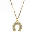 Dettaglio di una collana con ciondolo a ferro di cavallo dorato con undici strass lucidi - Stile Ferro di Cavallo (BE1254GD03)