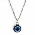 Vista dettagliata del ciondolo a forma di occhio blu su una collana a catena in argento - Stile Tondo (BE1254SR00)