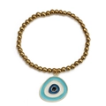Gros plan détaillé d'un bracelet de perles dorées avec pendentif œil protecteur en émail bleu - Goutte d'Eau Mauvais Œil Bleu (BE1353GD02)