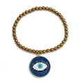 Détail du bracelet en perles dorées orné d'un pendentif œil protecteur en émail bleu - Rond Tricolore Bleu Foncé (BE1356DBU00)