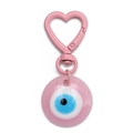 Detailansicht vom rosa herzförmigen Karabiner mit buntem Evil Eye Emaille Anhänger - Rosa (BE1335PK00)