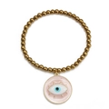 Détail du pendentif œil porte-bonheur rose sur bracelet à perles dorées en acier poli - Rond Mauvais Œil Rose (BE1356PK00)