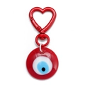 Detailansicht des roten herzförmigen Karabiners mit rundem blauem Evil Eye Schlüsselanhänger - Rot (BE1335RD00)