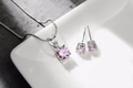 Dettaglio di collana e orecchini a perno con zircone rosa e catena a serpente argento - Rosa