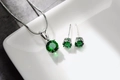 Detail eines versilberten Brautschmuck-Sets mit runden smaragdgrünen Zirkonia-Steinen - Grüner Zirkon