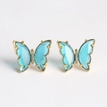 Élégantes boucles d'oreilles papillon dorées avec ailes bleu mer et cristaux micro-pavés - Aigue-marine