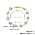 Bracciale floreale dorato con petali blu, zirconi e dimensioni su sfondo bianco - Fiore Blu Chiaro Oro (B00773-5A)