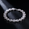 Bracciale in argento a cuore cavo con zirconi halo ovali su sfondo nero elegante - Stile Modulo Halo Ovale (Style 13)