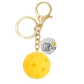Detail van een gele pickleball-sleutelhanger met gouden label en een kreeftensluiting - THERE'S NO CRYING IN Pickleball (xk315-2)