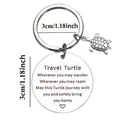 Inspirierender Schildkröten-Schlüsselanhänger aus Edelstahl mit Reisegravur - Reiseschildkröte Runder Stil (xk338-1)