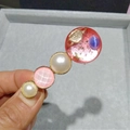 Dettaglio macro della molletta a stella con resina rosa e perle sintetiche - Rosa