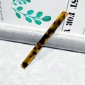 Dettaglio del fermaglio per capelli in acetato tartarugato con finitura lucida e liscia - Leopardo Caffè