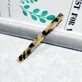 Dettaglio molletta per capelli leopardata in acetato con clip in metallo nero - Leopardo Beige
