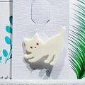 Makro-Detail einer süßen weißen Katzen-Haarspange aus Acryl auf einer Display-Karte - Weiß