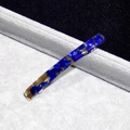 Dettaglio del fermaglio per capelli in acetato marmorizzato blu e ambra con clip - Floreale Blu