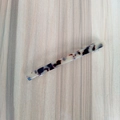 Détail macro d'une barrette en acétate écaille avec clip à ressort argenté - Léopard Beige