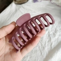 Détail d'une grande pince à cheveux violet mat avec une texture en résine givrée - Fuchsia