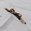 Primer plano de la pinza para el pelo con lazo de carey y cierre de resorte plateado - Color Claro