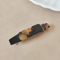 Dettaglio del fermaglio per capelli in acetato tartarugato e nero con chiusura in metallo - Nero