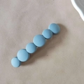 Detalle del pasador de pelo azul Morandi con cuentas mate sobre fondo de cuero beige - Azul claro