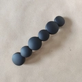 Detalle de pinza para el cabello negra mate con diseño circular 3D geométrico - Negro