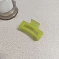 Vista detallada de una pinza para el cabello rectangular verde lima con muelle metálico fuerte - Verde Fruta