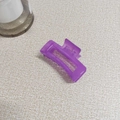 Primer plano de una pinza para el pelo rectangular morada traslúcida con muelle metálico - Púrpura Gelatina