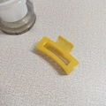 Primer plano de una pinza para el cabello rectangular amarilla con acabado brillante - Amarillo Jengibre