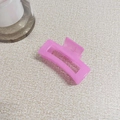 Detalle de la elegante pinza de pelo rosa caramelo con textura cuadrada mate - Rosa Fluorescente