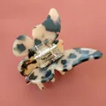 Détail du ressort métallique robuste et de la pince à cheveux papillon en acétate écaille - Couleur Claire