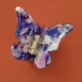 Détail de la pince à cheveux papillon en acétate avec texture marbrée bleue et violette - Bleu Violet Fleurie