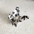 Détail de la pince à cheveux papillon avec texture marbrée noire et blanche - Imprimé Vache