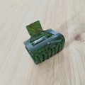 Primer plano de pinza de pelo verde oscuro con textura de mármol y resorte de metal - Verde Militar