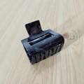Detalle de pinza para el pelo de acetato marrón con muelle metálico fuerte para uso diario - Serie Negra