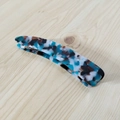 Texture dettagliata della grande clip a banana con motivo marmorizzato blu e bianco in acetato - Verde Floreale