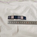 Detail van een 9,5 cm geometrische haarklem op een witte stoffen achtergrond - Marine Beige en Blauwgrijs