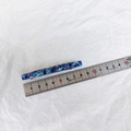 Vista detallada de la pinza de acetato azul de 8,5 cm con patrón de mármol en regla - Floral Azul