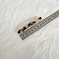 Detail view of 10cm acetate hair clip showing tortoise shell pattern and exact length measurement - Light Color