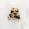 Primer plano de pinza para el pelo de carey con estampado de leopardo vintage en tela - Color Claro