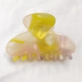 Detalle de pinza para el pelo de acetato amarillo y rosa con textura de mosaico brillante - Floral Amarillo