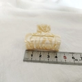 Détail d'une pince à cheveux de 4,5 cm en acétate marbré crème avec une règle de mesure - Série Beige