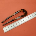 Detail view of a 10.5cm acetate U-shaped hair pin with a brown tortoiseshell leopard pattern - Dark Tortoise Shell