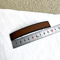 Détail d'une pince à cheveux mate marron foncé de 10,5 cm avec bordure noire sur tissu - Marron
